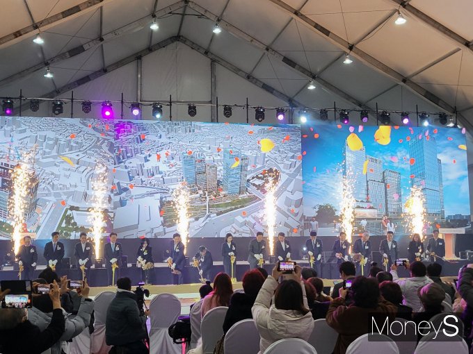 한화건설부문이 12일 착공식을 열며 서울역 북부역세권 복합개발사업 공사를 시작했다. 사진은 이날 착공식에 참석한 내빈들의 시삽 모습. /사진=이화랑 기자