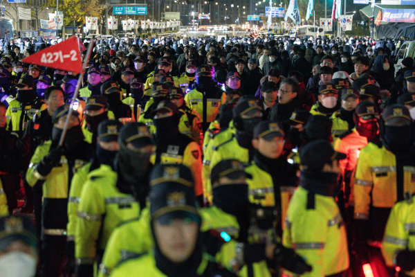 국회 본회의에서 비상계엄 해제 요구안이 결의된 후에도 군부대 출입 허용이 계속됐다는 사실이 드러났다. 사진은 지난 4일 윤 대통령의 비상계엄 해제 요구 결의안이 국회 본회의를 통과해 서울 여의도 국회 정문 앞 경찰들이 일부 철수하는 모습. /사진=뉴스1