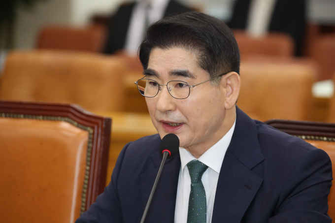 경찰이 김용현 전 국방부 장관이 사용한 보안 휴대전화 등에 대한 압수수색을 진행했다. 사진은 지난 9월2일 서울 여의도 국회에서 열린 인사청문회에 참석했던 김용현 전 국방부장관. /사진=뉴스1