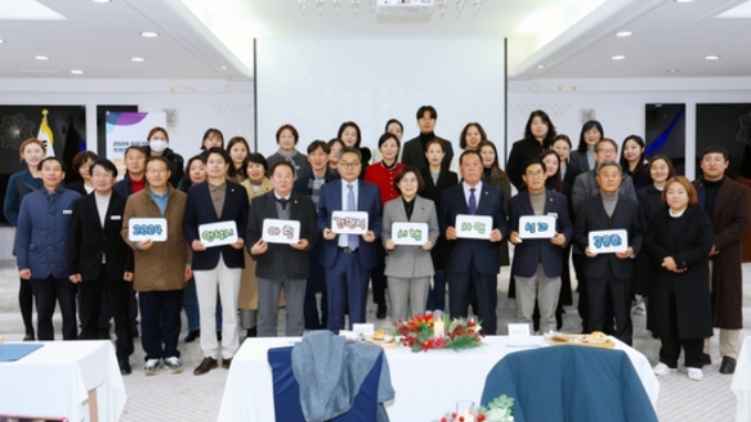 김보라 안성시장(앞줄 오른쪽으로부터 5번째)이 '아침간편식 시범사업 성과공유회'에서 참석자들과 기념촬영을 하고 있다. / 사진제공=안성시 