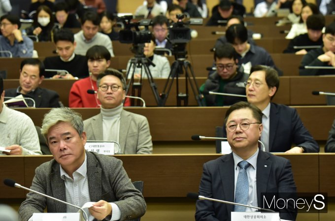 ▲ 경청하는 박일준 대한상공회의소 상근부회장(오른쪽),신영수 CJ대한통운 대표이사 등 내외빈