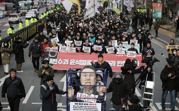 양대 노총이 윤 대통령의 긴급 담화에 대해 "망상에 빠져있다"며 격분하고 탄핵을 촉구했다. 사진은 12일 서울 중구 세종대로에서 열린 '내란 주범 윤석열 즉각 탄핵, 구속 내란동조 국민의힘 해체' 노동자 시민대회를 마친 민주노총 조합원 등이 대통령실 방향으로 행진하는 모습. /사진=뉴시스