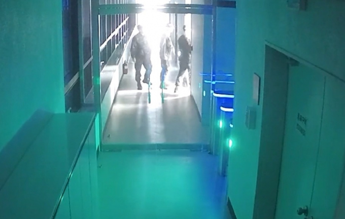 중앙선거위원회가 윤석열 대통령이 대국민 담화에서 주장한 시스템 해킹 등에 대한 의혹은 사실이 아니라고 반박했다. 사진은 지난 3일 계엄령 선포 당시 선거관리위원회에 투입된 계엄군의 모습.  /사진=뉴스1(행정안전위원회 제공)