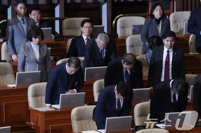 김문수 고용노동부장관이 11일 오후 서울 여의도 국회에서 열린 제419회국회(임시회) 제1차 본회의 윤석열 대통령 위헌적 비상계엄 선포 내란행위 관련 긴급현안질문에서 계엄 사태와 관련해 국무위원들이 자리에서 일어나 국민들에게 허리숙여 사과하고 있는 가운데 자리를 지키고 있다. 2024.12.11/뉴스1 ⓒ News1 이광호 기자