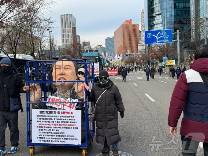 전국민주노동조합총연맹(민주노총)이 12일 오후 서울 종로구 시청역 8번 출구에서 '윤석열 탄핵, 국민의힘 해체 시민대회'를 진행하고 대통령실이 있는 용산구까지 2.5㎞ 거리를 행진하고 있다. 2024.12.12/뉴스1 ⓒ News1 이강 기자
