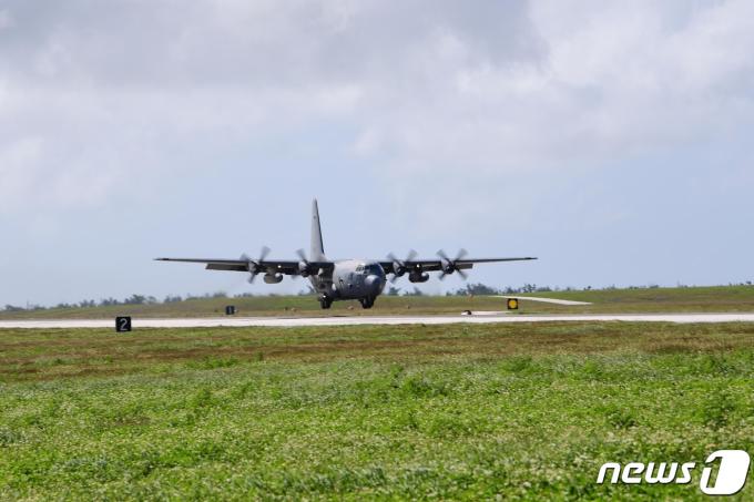 미국 괌 앤더슨 공군기지에서 C-130 항공기가 투하임무를 수행하기 위해 이륙하고 있다. (공군 제공) /뉴스1