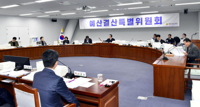                                          광주시의회 예산결산특별위원회 예산안 심의 모습/뉴시스