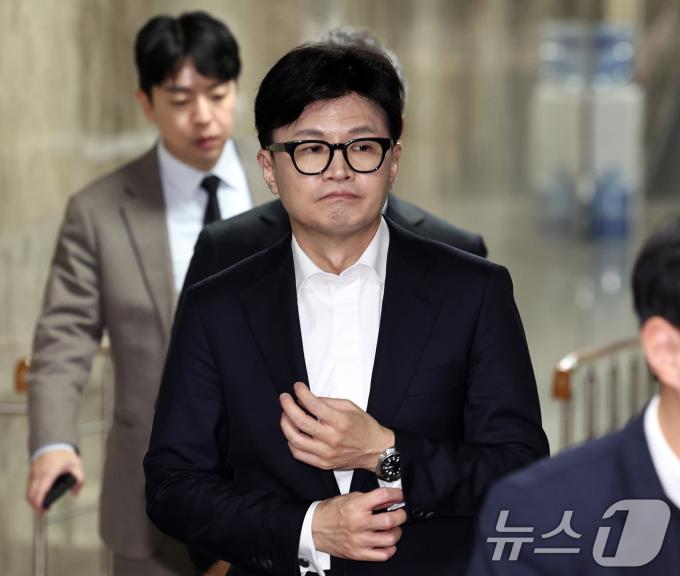 한동훈 국민의힘 대표가 12일 오후 서울 여의도 국회에서 열린 의원총회를 마친 뒤 의총장을 나서고 있다. 2024.12.12/뉴스1 ⓒ News1 구윤성 기자