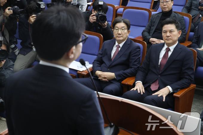 김태호(오른쪽), 권성동 국민의힘 원내대표후보가 12일 오전 서울 여의도 국회에서 열린 2024 원내대표 선출 선거 의원총회에서 한동훈 대표의 발언을 지켜보고 있다.2024.12.12/뉴스1 ⓒ News1 이광호 기자