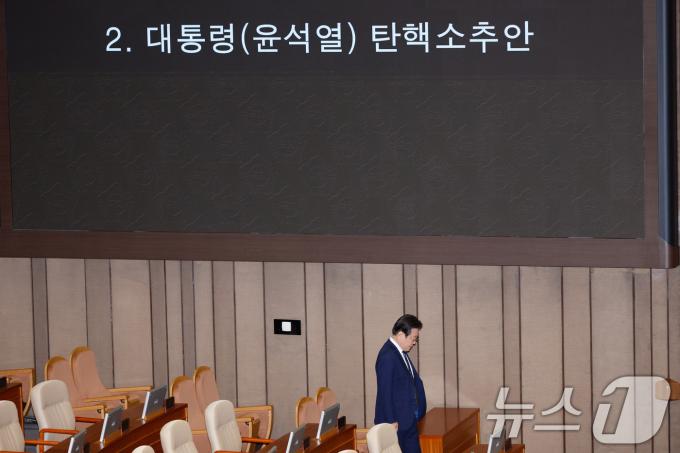 이재명 더불어민주당 대표가 7일 오후 서울 여의도 국회 본회의장에서 윤석열 대통령 탄핵소추안 투표를 마친 뒤 투표함으로 이동하고 있다. 2024.12.7/뉴스1 ⓒ News1 안은나 기자
