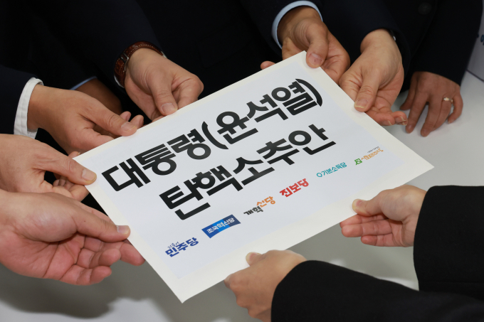 야권 6개 당이 12일 윤석열 대통령에 대한 두번째 탄핵소추안을 공동으로 제출했다. 사진은 김용민 더불어민주당 의원과 야6당 의원들이 12일 서울 여의도 국회 의안과에서 윤 대통령 탄핵소추안을 제출하는 모습. /사진=뉴시스(공동취재)