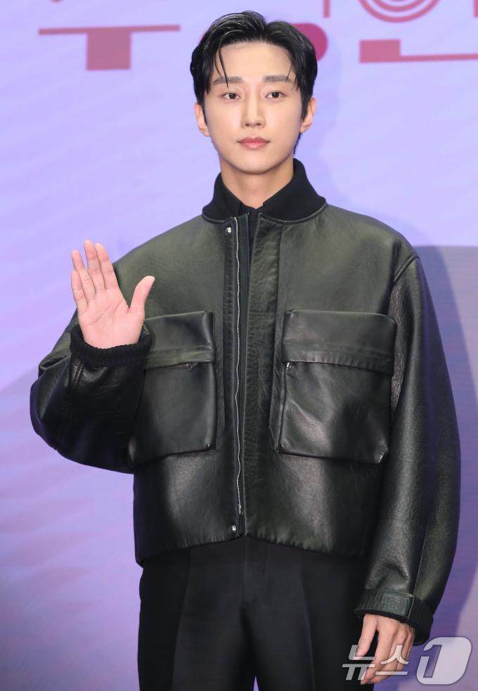 가수 겸 배우 진영이 12일 서울 마포구 스탠포드호텔코리아에서 열린 KBS 2TV 드라마 '수상한 그녀' 제작발표회에서 포즈를 취하고 있다. '수상한 그녀'는 칠십 대 할머니 오말순(김해숙 분)이 하루아침에 스무 살 오두리(정지소)로 변하게 된 뒤 젊은 시절 못다 했던 꿈을 이루기 위해 다시 한 번 가수에 도전하며 빛나는 전성기를 즐기게 되는 로맨스 음악 성장 드라마다. 2024.12.12/뉴스1 ⓒ News1 권현진 기자