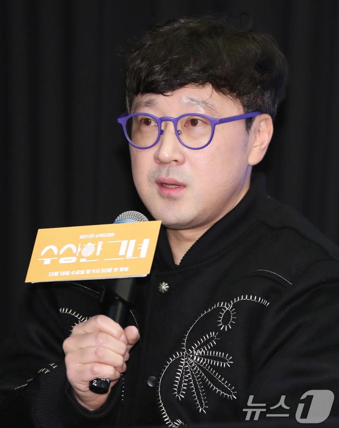 박용순 감독이 12일 서울 마포구 스탠포드호텔코리아에서 열린 KBS 2TV 드라마 '수상한 그녀' 제작발표회에서 인사말을 하고 있다. '수상한 그녀'는 칠십 대 할머니 오말순(김해숙 분)이 하루아침에 스무 살 오두리(정지소)로 변하게 된 뒤 젊은 시절 못다 했던 꿈을 이루기 위해 다시 한 번 가수에 도전하며 빛나는 전성기를 즐기게 되는 로맨스 음악 성장 드라마다. 2024.12.12/뉴스1 ⓒ News1 권현진 기자