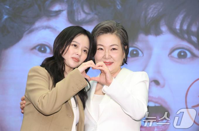 배우 정지소와 김해숙(오른쪽)이이 12일 서울 마포구 스탠포드호텔코리아에서 열린 KBS 2TV 드라마 '수상한 그녀' 제작발표회에서 포즈를 취하고 있다. '수상한 그녀'는 칠십 대 할머니 오말순(김해숙 분)이 하루아침에 스무 살 오두리(정지소)로 변하게 된 뒤 젊은 시절 못다 했던 꿈을 이루기 위해 다시 한 번 가수에 도전하며 빛나는 전성기를 즐기게 되는 로맨스 음악 성장 드라마다. 2024.12.12/뉴스1 ⓒ News1 권현진 기자