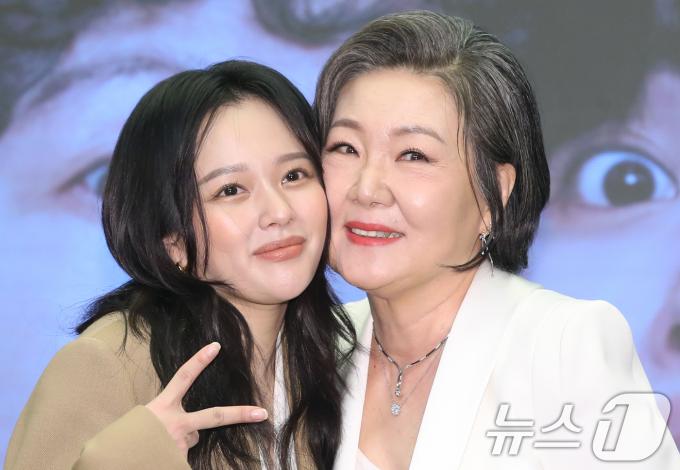 배우 정지소와 김해숙(오른쪽)이이 12일 서울 마포구 스탠포드호텔코리아에서 열린 KBS 2TV 드라마 '수상한 그녀' 제작발표회에서 포즈를 취하고 있다. '수상한 그녀'는 칠십 대 할머니 오말순(김해숙 분)이 하루아침에 스무 살 오두리(정지소)로 변하게 된 뒤 젊은 시절 못다 했던 꿈을 이루기 위해 다시 한 번 가수에 도전하며 빛나는 전성기를 즐기게 되는 로맨스 음악 성장 드라마다. 2024.12.12/뉴스1 ⓒ News1 권현진 기자
