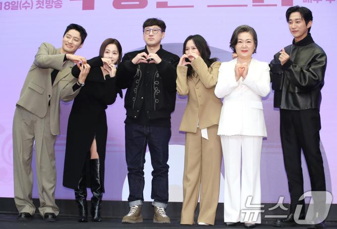 배우 인교진(왼쪽부터)과 서영희, 박용순 감독, 정지소, 김해숙, 진영이 12일 서울 마포구 스탠포드호텔코리아에서 열린 KBS 2TV 드라마 '수상한 그녀' 제작발표회에서 포즈를 취하고 있다. '수상한 그녀'는 칠십 대 할머니 오말순(김해숙 분)이 하루아침에 스무 살 오두리(정지소)로 변하게 된 뒤 젊은 시절 못다 했던 꿈을 이루기 위해 다시 한 번 가수에 도전하며 빛나는 전성기를 즐기게 되는 로맨스 음악 성장 드라마다. 2024.12.12/뉴스1 ⓒ News1 권현진 기자