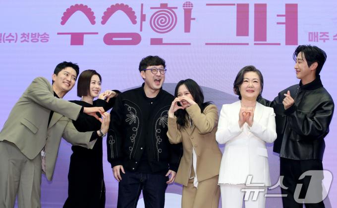 배우 인교진(왼쪽부터)과 서영희, 박용순 감독, 정지소, 김해숙, 진영이 12일 서울 마포구 스탠포드호텔코리아에서 열린 KBS 2TV 드라마 '수상한 그녀' 제작발표회에서 포즈를 취하고 있다. '수상한 그녀'는 칠십 대 할머니 오말순(김해숙 분)이 하루아침에 스무 살 오두리(정지소)로 변하게 된 뒤 젊은 시절 못다 했던 꿈을 이루기 위해 다시 한 번 가수에 도전하며 빛나는 전성기를 즐기게 되는 로맨스 음악 성장 드라마다. 2024.12.12/뉴스1 ⓒ News1 권현진 기자