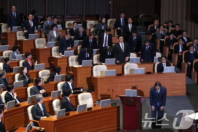 한덕수 국무총리와 국무위원들이 11일 오후 서울 여의도 국회에서 열린 제419회국회(임시회) 제1차 본회의 윤석열 대통령 위헌적 비상계엄 선포 내란행위 관련 긴급현안질문에 출석, 서영교 더불어민주당 의원의 요구에 계엄 사태 관련 국민들에게 사과하고 있다./뉴스1 ⓒ News1 이광호 기자