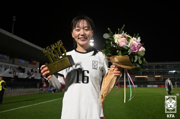 대한민국 여자 축구국가대표팀(FIFA 랭킹 20위)의 장슬기가 25일(한국시간) 포르투갈 리스본의 풋볼시티 경기장에서 열린 체코(28위)와 친선 경기에서 A매치 100경기 출전을 달성한 뒤 기념패를 들고 기념 촬영을 하고 있다. (대한축구협회 제공) 2024.2.25/뉴스1 ⓒ News1 김진환 기자