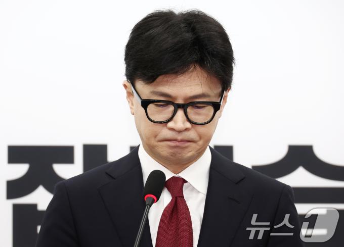 한동훈 국민의힘 대표가 12일 오전 서울 여의도 국회에서 대통령 탄핵 관련 입장 발표를 하던 도중 고개를 떨구고 있다. 2024.12.12/뉴스1 ⓒ News1 김민지 기자