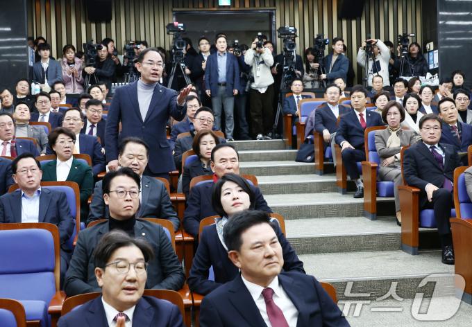 12일 오전 서울 여의도 국회에서 열린 2024 원내대표 선출 선거 의원총회에서 국민의힘 의원들이 한동훈 대표가 인사말 도중 윤석열 대통령 탄핵 찬성에 관해 얘기하자 이에 항의하고 있다. 2024.12.12/뉴스1 ⓒ News1 김민지 기자