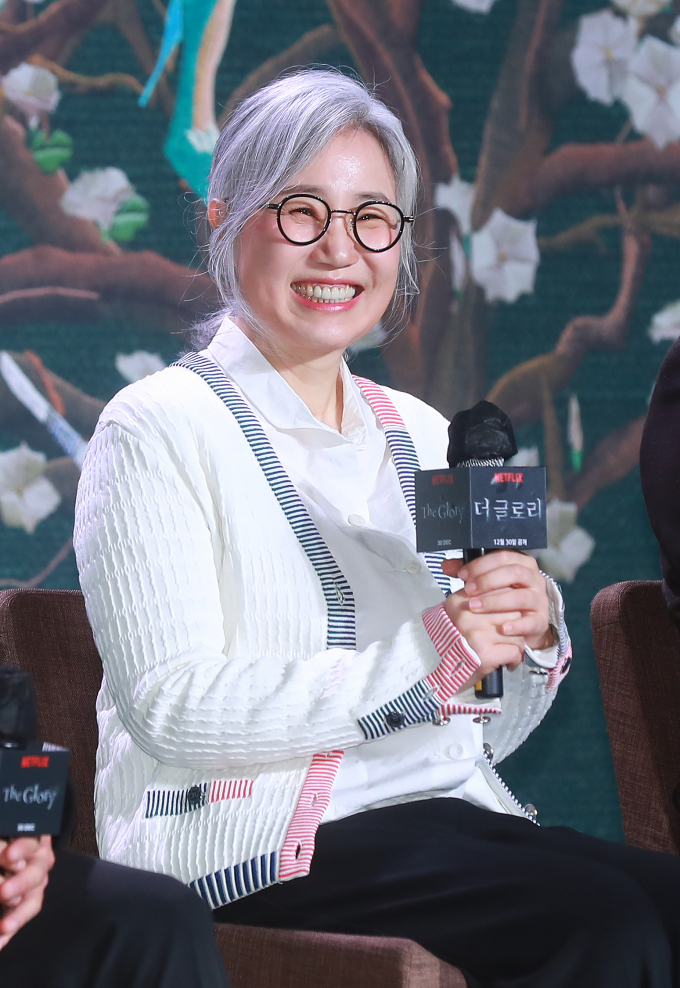 김은숙 작가와 드라마 제작사 화앤담픽쳐스 윤하림 대표가 최근 처분한 공동 소유 빌딩 시세 차익이 129억원 상당이라고 밝혀져 화제다. 사진은 김 작가가 2022년 12월20일 서울 JW 메리어트 동대문 호텔에서 진행된 넷플릭스 오리지널 시리즈 '더 글로리' 제작발표회에 참석한 모습. /사진=머니투데이