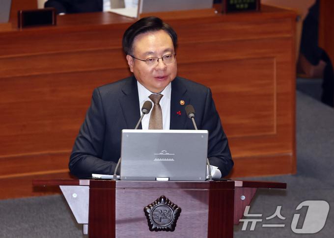 조규홍 보건복지부 장관이 11일 오후 서울 여의도 국회에서 열린 제419회국회(임시회) 제1차 본회의 윤석열 대통령 위헌적 비상계엄 선포 내란행위 관련 긴급현안질문에서 김병주 더불어민주당 의원의 포고령 관련 질의에 답하고 있다./뉴스1 ⓒ News1 구윤성 기자
