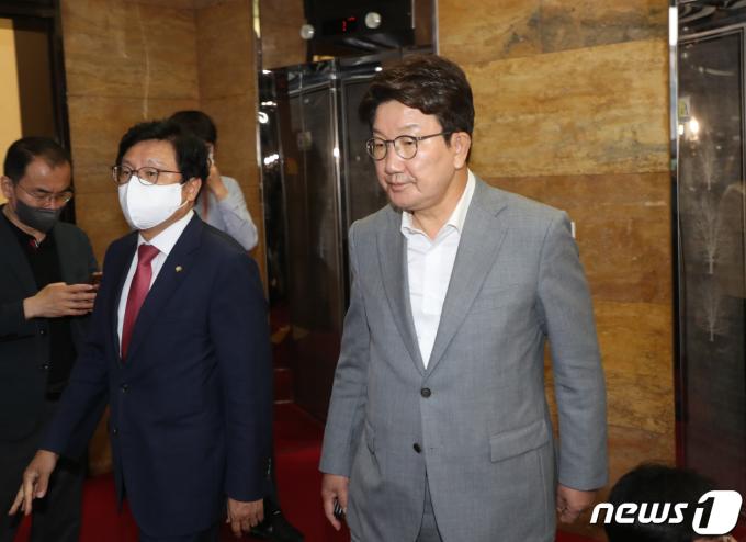권성동 국민의힘 원내대표가 서울 여의도 국회에서 열린 원내대책회의를 마치고 나오면서 굳은 표정을 짓고 있다. 왼쪽은 박형수 당시 원내대변인. (공동취재) 2022.7.8/뉴스1 ⓒ News1 허경 기자