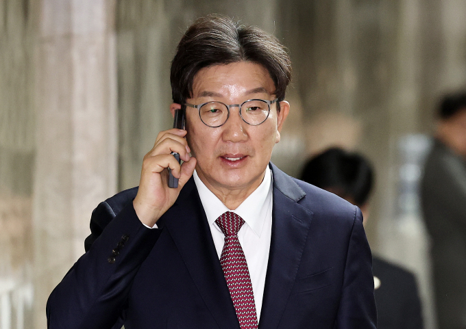 국민의힘 원내대표로 선출된 권성동 국민의힘 의원이 원내수석부대표에 박형수 국민의힘 의원(경북 의성·청송·영덕·울진), 원내대표 비서실장에 김대식 국민의힘 의원(부산 사상구), 원내대표 대변인에 서지영 국민의힘 의원(부산 동래)을 발탁했다. 사진은 권 원내대표가 12일 서울 여의도 국회에서 열린 의원총회를 마친 뒤 통화하며 회의장을 나서는 모습. /사진=뉴스1