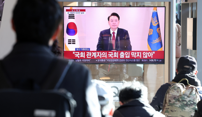 지난 3일 비상계엄 당시 국회 투입 군 병력에 수방사 사병 61명이 투입된 사실이 확인됐다. 사진은 12일 서울 중구 서울역 대합실에서 시민들이 윤석열 대통령의 4번째 대국민 담화를 시청하는 모습. /사진=뉴스1