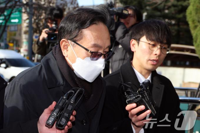 400억 원대 친인척 부당 대출 혐의를 받는 손태승 전 우리금융지주 회장이 12일 오후 서울 양천구 서울남부지법에서 열린 구속 전 피의자 심문(영장실질심사)에 출석하고 있다. 2024.12.12/뉴스1 ⓒ News1 김명섭 기자