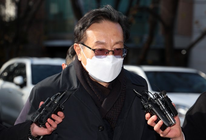 친인척 부당대출에 관여했다는 의혹을 받는 손태승 전 우리금융지주 회장에 대한 구속영장이 기각됐다. 사진은 손 전 회장이 12일 서울 양천구 서울남부지법에서 열린 구속 전 피의자 심문(영장실질심사)에 출석하는 모습. /사진=뉴스1