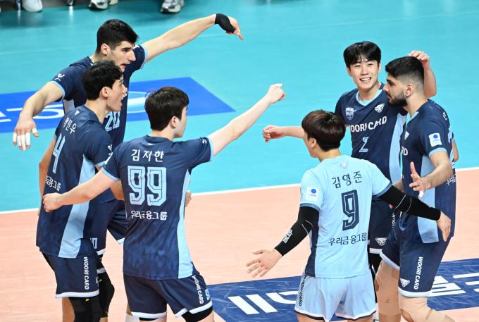 삼각편대의 화력이 폭발한 우리카드 (한국배구연맹 제공)