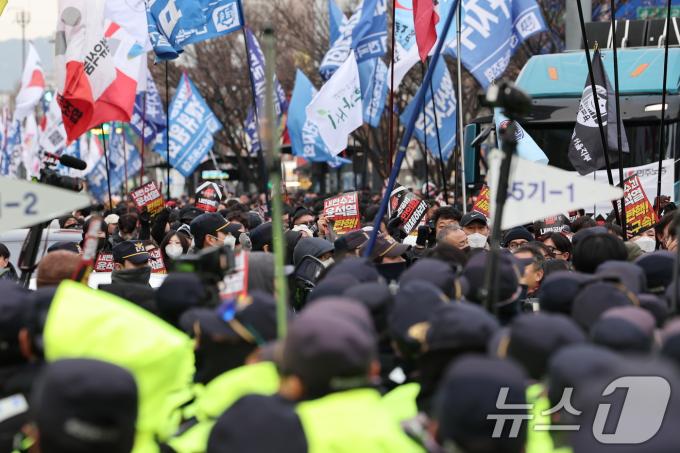민주노총 조합원들이 12일 서울 중구 세종대로에서 열린 '내란주범 윤석열 즉각 탄핵구속! 내란동조 국민의힘 해체!' 노동자 시민대회를 마친 뒤 대통령실 방향으로 행진하다 길을 막는 경찰과 대치하고 있다. 2024.12.12/뉴스1 ⓒ News1 김성진 기자