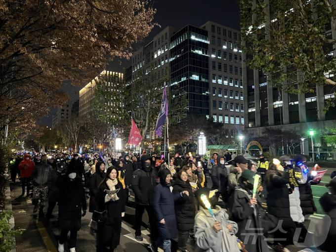 12일 오후 8시쯤 시민들이 서울 여의도 국민의힘 중앙당사를 향해 행진하고 있다. 2024.12.12/ 뉴스1