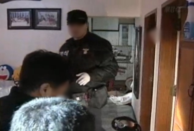살해 현장을 감식 중인 형사들. (MBC 갈무리)