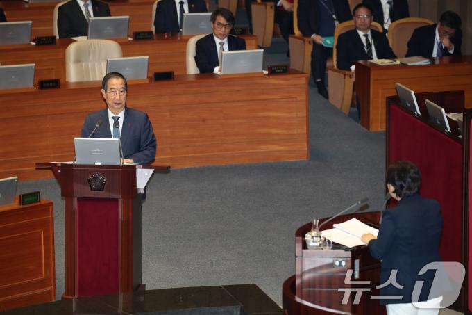 한덕수 국무총리가 11일 오후 서울 여의도 국회에서 열린 제419회국회(임시회) 제1차 본회의 윤석열 대통령 위헌적 비상계엄 선포 내란행위 관련 긴급현안질문에서 서영교 더불어민주당 의원의 질의에 답하고 있다. 2024.12.11/뉴스1 ⓒ News1 이광호 기자