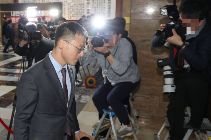 김상욱 국민의힘 의원이 윤석열 대통령에 대한 탄핵안 찬성을 공개하자 살해협박과 왕따 등을 당하고 있다고 주장했다. 사진은 지난 10일 서울 여의도 국회에서 열린 본회의에 참석하는 김상욱 국민의힘 의원. /사진=뉴시스