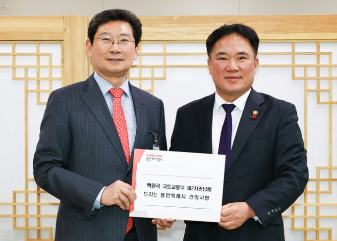 이상일 용인특례시장이 12일 백원국 국토교통부 제2차관을 만나 용인의 철도인프라 확충을 위한 국토교통부의 지원 사항을 전달하고 있다. / 사진제공=용인특례시