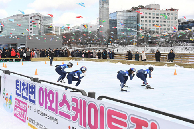 지난해 12월 성남시 야탑동 탄천변 스케이트장 개장 때 쇼트트랙 시범 공연을 선보이고 있다. / 사진제공=성남시