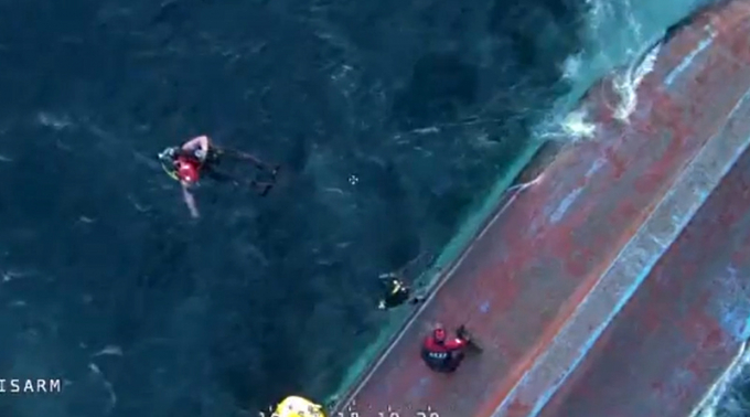 7명이 숨지고 1명이 실종된 금광호 침몰 사고와 관련해 모래운반선 60대 항해사가 구속됐다. 신고를 받고 출동한 해경 구조대원이 전복된 금광호 선원을 수색하고 있는 모습. /사진=뉴스1