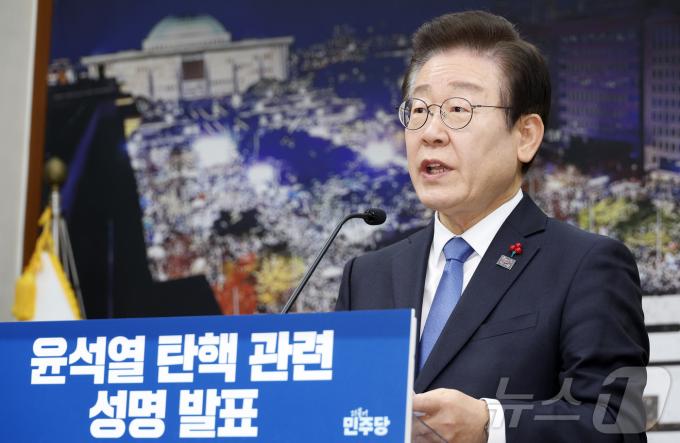이재명 더불어민주당 대표가 13일 오전 서울 여의도 국회에서 윤석열 탄핵 관련 성명을 발표하고 있다. 2024.12.13/뉴스1 ⓒ News1 안은나 기자