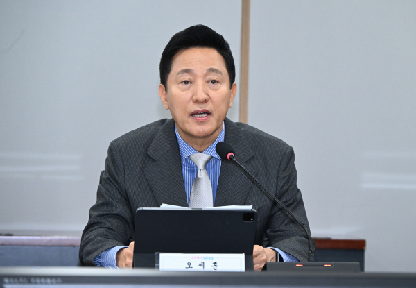 오세훈 서울 시장이 비상계엄 여파로 투자 심리가 위축된 외국 투자자를 향해 "서울은 전 세계에서 가장 안전한 도시 중 하나"라며 "안심하고 투자해도 된다"고 밝혔다. 사진은 지난 11일 서울 중구 서울시청에서 서울시 관광분야 비상경제회의를 주재 중인 오 시장의 모습. /사진=뉴스1