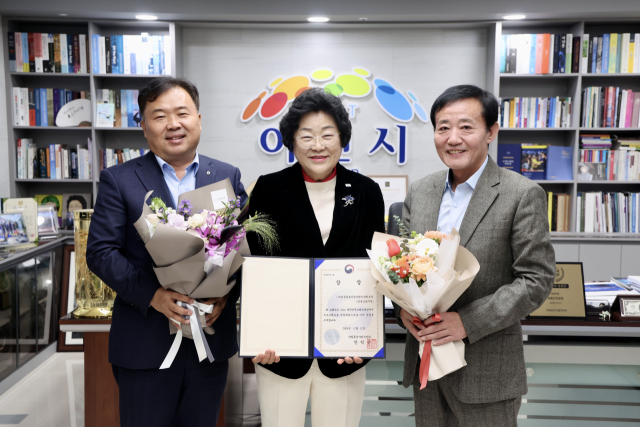 김경희 이천시장(가운데)이 12일 대한민국 브랜드 대상 시상에서 산자부장관상을 받은 뒤 관계자들과 포즈를 취하고 있다. / 사진제공=이천시