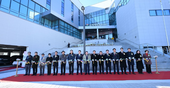 백경현 구리시장(오른쪽 아홉번째)과 관계자들이 12일 검배체육문화센터와 수택평생학습센터 개관식에서 테이프 커팅을 하고 있다. / 사진제공=구리시
