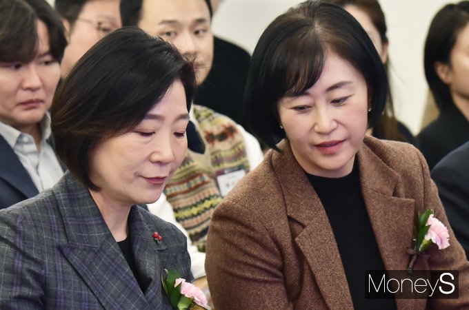 [머니S포토]  2024 K-뷰티·푸드 어워즈, 대화 나누는 오영주·신화숙