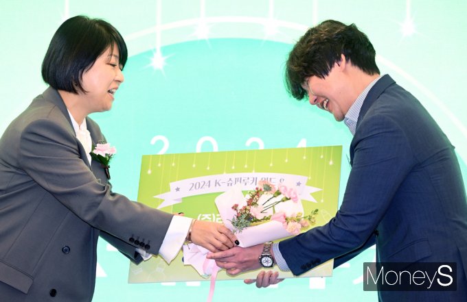 [머니S포토] K뷰티·푸드 어워즈, 시상하는 이선정 올리브영 대표