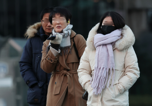 오는 13일은 전국이 대체로 맑겠으나 충남권·전라권·제주도는 대체로 흐리고 전라서해안과 제주도는 비 또는 눈이 내릴 것으로 전망된다. 사진은 지난 12일 서울 종로구 세종대로에서 출근 중인 시민들의 모습. /사진=뉴시스