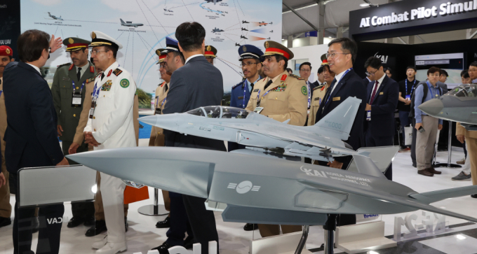 윤석열 대통령의 탄핵이 가결되면서 비상 계엄사태의 여파로 흔들린 K방산업계의 향방이 주목된다. 지난 10월 충남 계룡대에서 열린 '대한민국 국제방위산업전시회'에서 해외 주요 관람객들이 KAI 부스를 살펴보고 있다. 