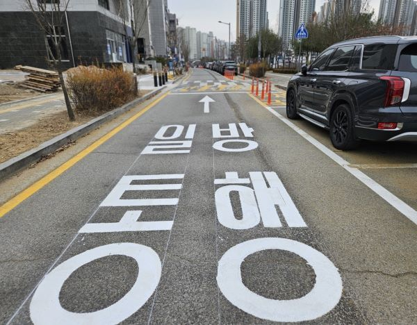  양주시가 불법 주·정차로 주민들의 불편이 많은 옥정호수공원 도로의 통행체계를 일방통행으로 변경했다. / 사진제공=양주시 